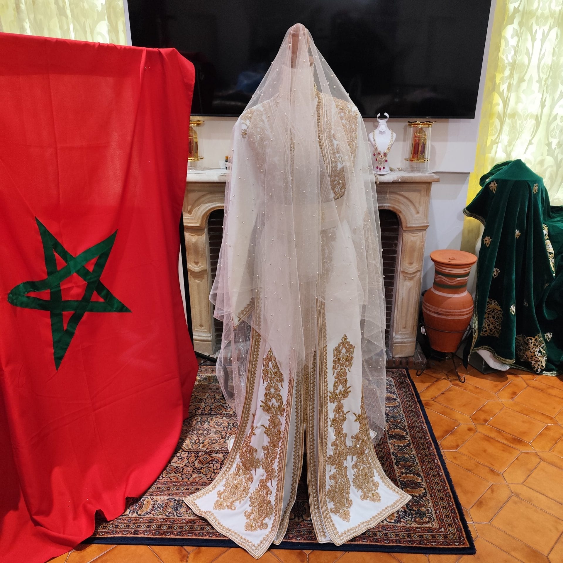 tenue complète Takchita deux pièces + la ceinture + le voile